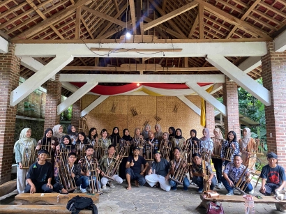 Modul Nusantara "Mengenal Kampung Adat Cirendeu"