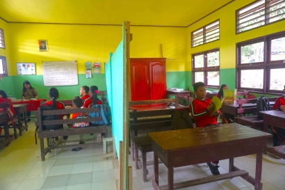 Realitas Dunia Pendidikan di Pedalaman, Dua Kelas Dalam Satu Ruangan