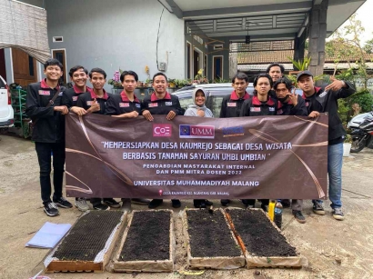 Mahasiswa PMM Mitra Dosen Kelompok 197 Pengenalan Pupuk Pembenah Tanah (Kascing) pada Tanaman Bawang Merah di Desa Kaumrejo Ngantang