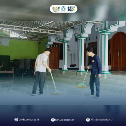 Pembersihan Berkualitas Aksi Mahasiswa UNIDA KKNT-35 di Masjid Al-Makali