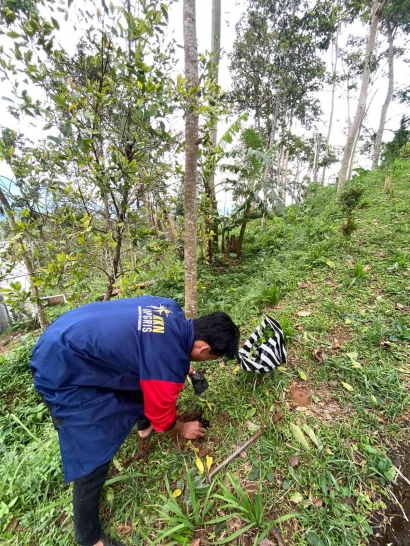 Mahasiswa KKN 66 Melakukan Penanaman Pohon dan Pemasangan Rambu Jalan di Dusun Puwono, Kemambang