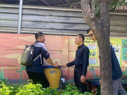 Aktivasi Komposter Sebagai Sarana Pemanfaatan Limbah Ranting Pohon dan Batang Sebagai Bahan Sekam dan Membuka Peluang Usaha Warga Desa Kebonsari