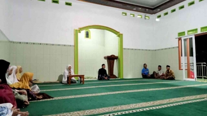 Berkah Ramadan: Mahasiswi KKN-T 35 UNIDA Gontor Mengisi Kultum Setelah Tarawih di Masjid Al-Zaituun Desa Dawung