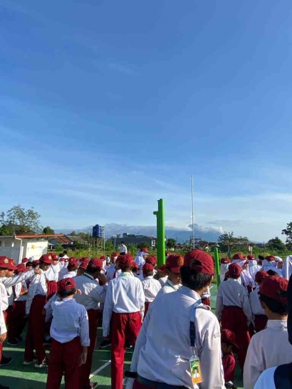Sebagai Sekolah Adiwiyata: Amanat Pembina Upacara MI Al Huda Karangnongko Yogyakarta