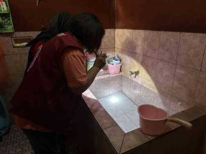 Cegah Meningkatnya Kasus DBD, Mahasiswa KKN UPGRIS Kel.91 Lakukan Pemantauan Jentik Nyamuk