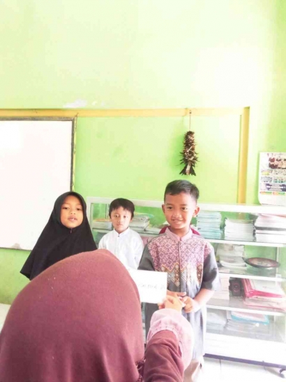 Tingkatkan Kecintaan terhadap Al Quran: Siswa SDN Ngrayudan 1 bersama Mahasiswi KKNT UNIDA Gontor Adakan Games Seru Bermediakan Al Quran