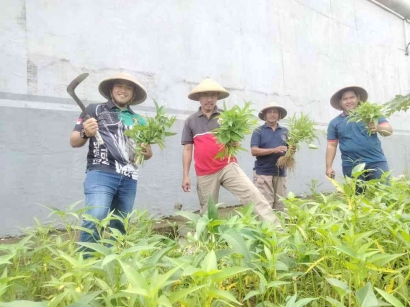 Petugas Rutan Boyolali Laksanakan Panen Hasil Perkebunan dan Peninjauan Budidaya Anggrek