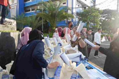 Universitas Muhammadiyah Makassar  Bagi - Bagi Buka Puasa Disambut Gembira Oleh  Mahasiswa dan Pengguna Jalan