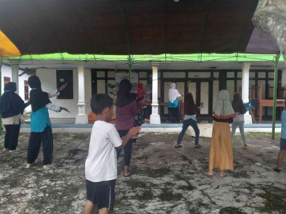 Senam Bersama Anak-anak RT 01 Dusun Soco: Kegiatan KKN Tematik 35 UNIDA Gontor
