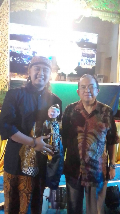 Presiden UNIMA Indonesia dan Ki Haryo Susilo Entus Susmono saat Pentas di UIN Salatiga