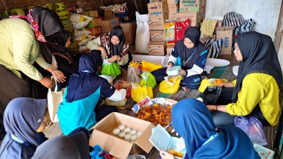 Pemberian Makanan Tambahan (PMT) Posyandu Balepanjang Jogorogo Ngawi oleh Mahasiswi Universitas Darussalam Gontor