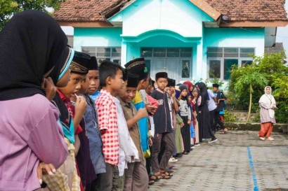 Tuntaskan Persiapan Ramadhan: Pendampingan Ramah Anak di SDN Soco 2 oleh Peserta KKNT 35 Mahasiswi UNIDA Gontor