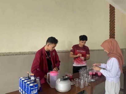 Mahasiswa UMM dalam Kegiatan PMM Memberikan Inovasi Terhadap UMKM Mengenai Produk Minuman Berstandar Cafe