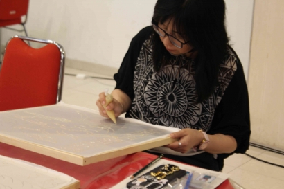 Pendampingan Edukasi Kreativitas dengan Teknik Lukis Batik Gutta untuk Peningkatan Ekonomi Keluarga pada Kelompok Ibu-Ibu GUP Bandung