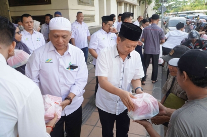 Ramadan Berbagi, Dirut SGN Bagikan Takjil Kepada Pengguna Jalan di Surabaya