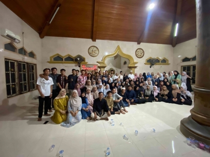 Keluarga Besar Program Studi Pendidikan Pancasila dan Kewarganegaraan Mengadakan Acara Buka bersama di Masjid Al - Ijtihad