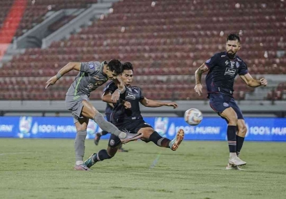 Hasil Liga 1: Persibaya  Surabaya Memenangkan Pertandingan Melawan Arema FC dengan Skor 1-0