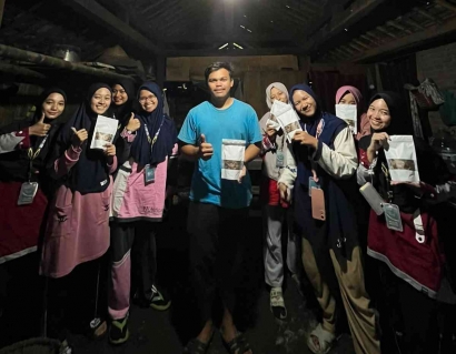 Bekerjasama dengan UMKM Desa Ngrayudan, Mahasiswa KKN Universitas Darussalam Gontor Manfaatkan Limbah Biji Durian