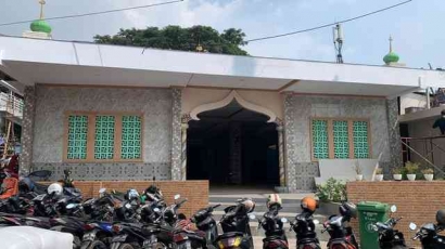 Penarikan Tarif Parkir di Beberapa Masjid di Surabaya Hanya Menjauhkan Umat dengan Masjid