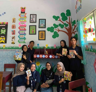 Tingkatkan Minat Literasi, Mahasiswa KKN UM 2024 Mengadakan Program Donasi Buku dan Penataan Pojok Baca di SDN 3 Depok, Trenggalek