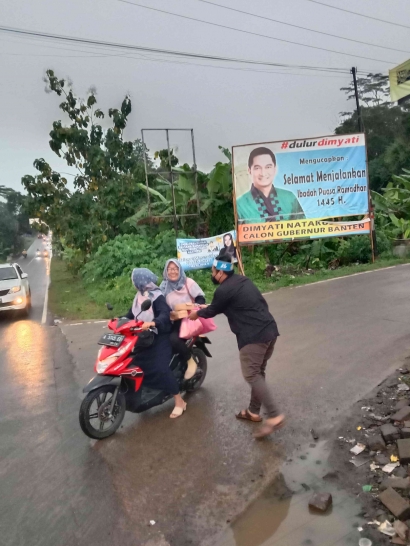 Relawan MR DIM Kabupaten Serang bagi-bagi Takjil Gratis kepada Pengguna Jalan