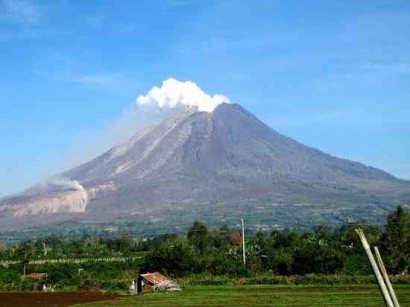 Sinabung: Surga Wisata yang Terselubung Abu Vulkanik dan Cara Menangani Resiko yang Terjadi