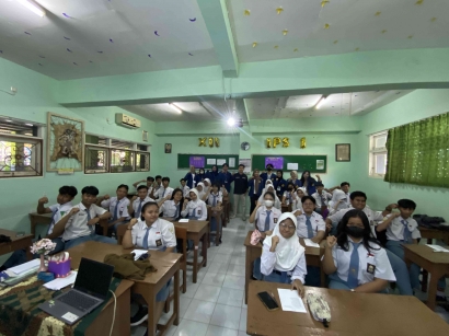 Mahasiswa Ilmu Komunikasi Universitas Semarang Mengadakan Pelatihan Photography Jurnalism di SMA Instindo Semarang