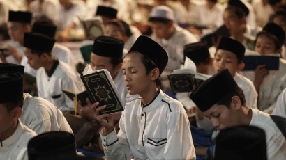 Pentingnya Menjaga Ketulusan Ibadah: Pelajaran dari Kisah Manshur Bin 'Ammar dan Sahabatnya