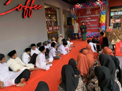 Berbagi Ceria Bulan Ramadhan, KFC Ratulangi Bagikan Paket Sembako Buat Anak Yatim Sekaligus Buka Puasa