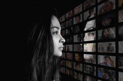 Pengaruh Media Sosial dalam Membentuk Identitas dan Perilaku Sosial Remaja