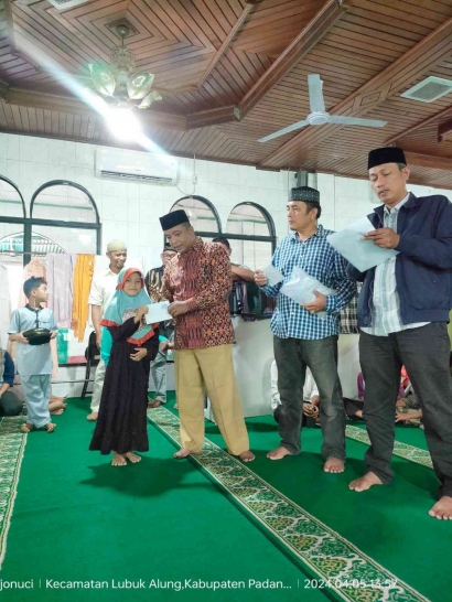 Jelang Lebaran, 46 Anak Yatim Lubuk Alung Terima Santunan dari Masjid Baiturrahman