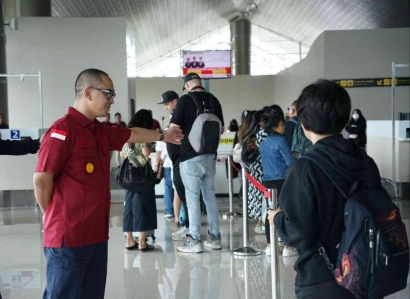 Libur Panjang, Kakanwil Tinjau Penerbangan Internasional di Bandara Sam Ratulangi