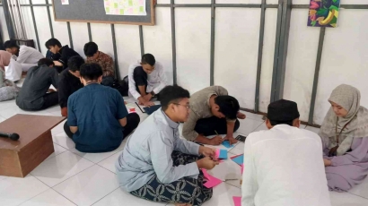 Mendekati Lebaran, Siswa SMA Surya Buana Malang Berlatih Membuat Kartu Ucapan dan Kue di Akademi Ramadan 1445 H