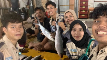 Mahasiswa PMM UMG Belajar Budaya Kearifan Lokal Pasar Bandeng di Gresik