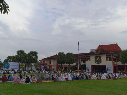 1000 Jama'ah Menghadiri Sholat Idul Fitri di Halaman Pemkab Sumenep