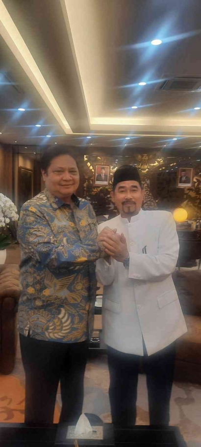 Sosok KH Madinah Dipuji Airlangga, Didukung Kader Milenial Golkar Maju Pilkada Kota Bekasi