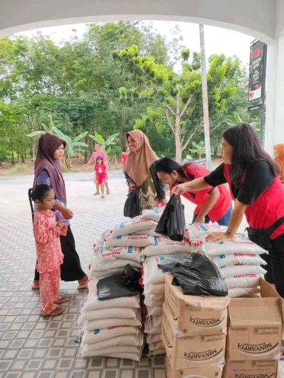 Pembagian Sembako di Simpang Perak Jaya di Tengah Mahalnya Kebutuhan Pokok