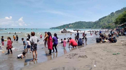 Hari Terakhir Liburan, Pantai Cibangban Sukabumi Masih Dipadati Wisatawan