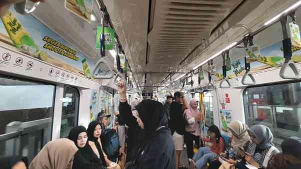 Lebaran di Jakarta: KRL dan MRT Diserbu Warga Jabodetabek, Kepadatan Tak Terelakkan!