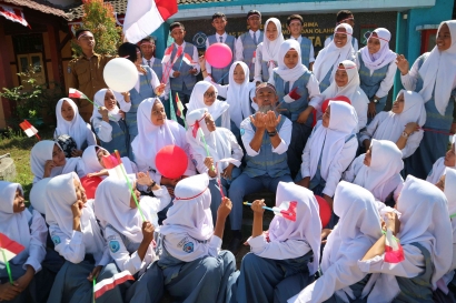 Seragam Baru, Beban Lama: Kontroversi Kebijakan Pendidikan Terbaru Indonesia!