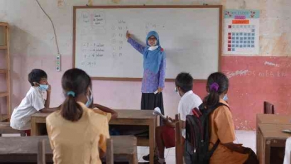 Kebijakan Berpakaian Adat, Memperbaiki Sarana dan Prasarana Sekolah, Peningkatan Kualitas Guru dan Tenaga Administrasi: Mana yang Lebih Penting?