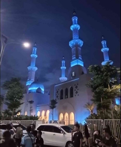 Idul Fitri 1445 H di Solo: Berkunjung ke Masjid Raya Sheikh Zayed