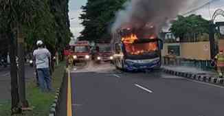 Bus Po. Haryanto Patas Jurusan Jogja-Semarang-Kudus-Pati Terbakar di Jl. Ringroad Barat Sleman, Yogyakarta