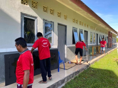 Semarak HBP Ke-60, Petugas dan Narapidana Lapas Terbuka Lombok Tengah Gotong Royong Bersihkan Lingkungan