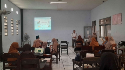 Tim PMM UMM Dampingi Pembuatan Media Pembelajaran Interaktif Sesuai Kurikulum Merdeka pada Guru SMP Muhammadiyah 3 Kepanjen