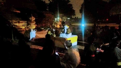 Merinding Effeck Ritual Guru Pidugo Tengger di Candi Brahu Bejijong, Trowulan