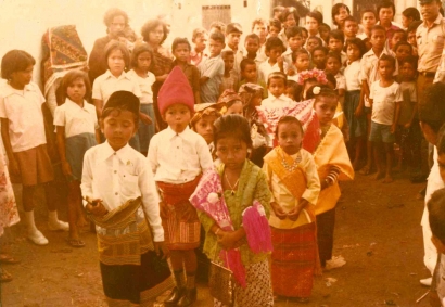 Nostalgia Memakai Baju Adat dalam Karnaval Sekolah Era 80-an