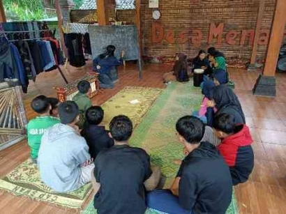 Pelatihan Vokal dan Iringan Tari "Eka Karya" di Desa Ngrawan oleh Mahasiswa UNNES GIAT 8