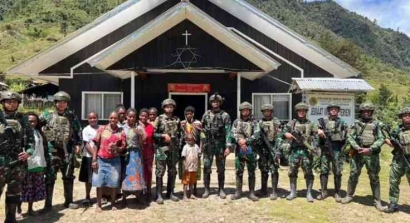 Satgas Yonif 432/WSJ Berbagi Kasih di Gereja Immanuel, Distrik Mbua Papua