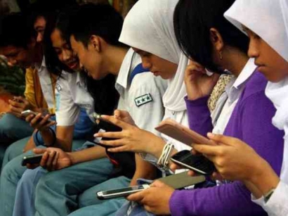 Bagaimana Media Sosial membentuk Pemikiran Remaja Indonesia tentang Dirinya Sendiri?